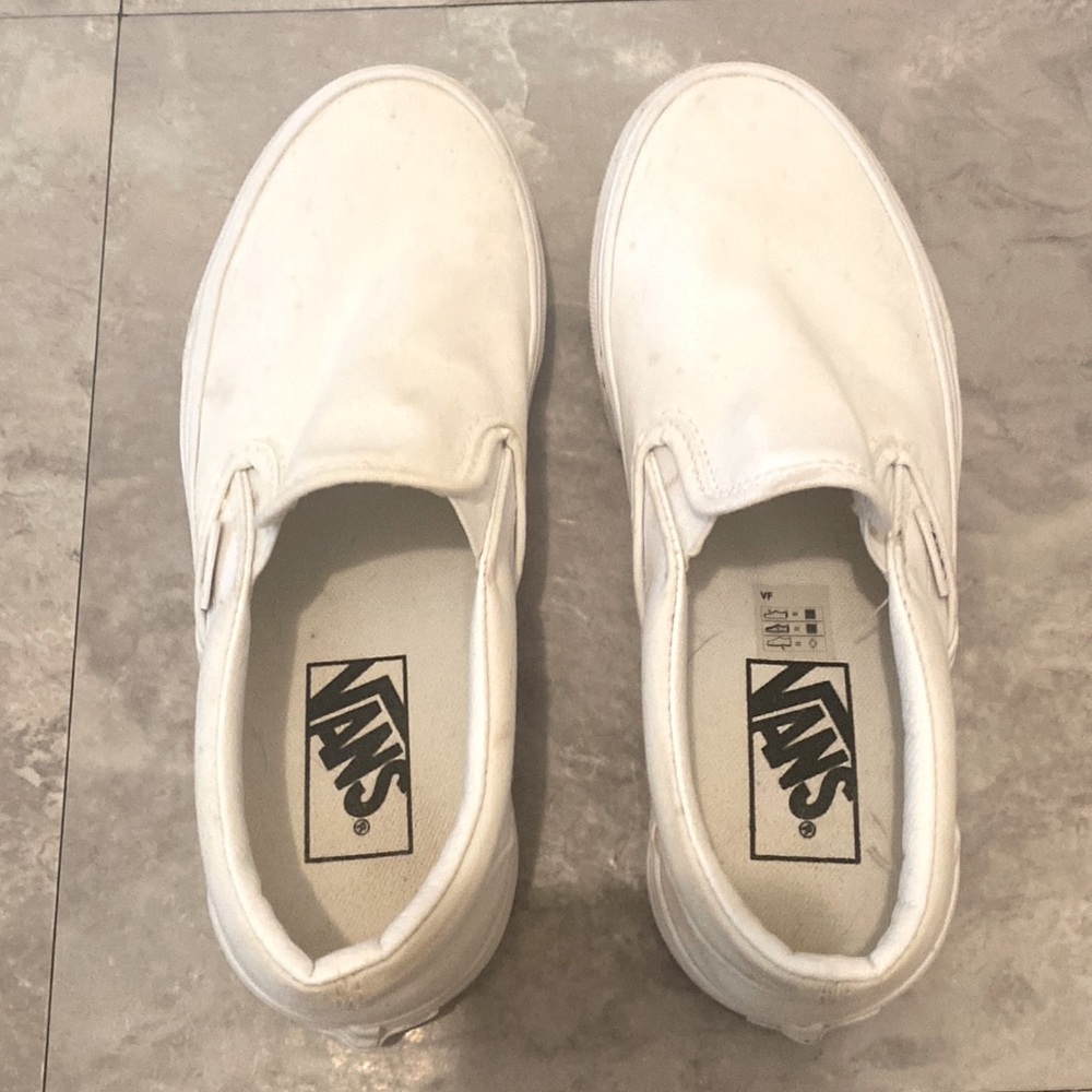 White Vans fairly new only WORN ONCE. Size 6 in womens.